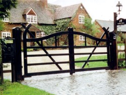 Bow top timber gate with underground operators