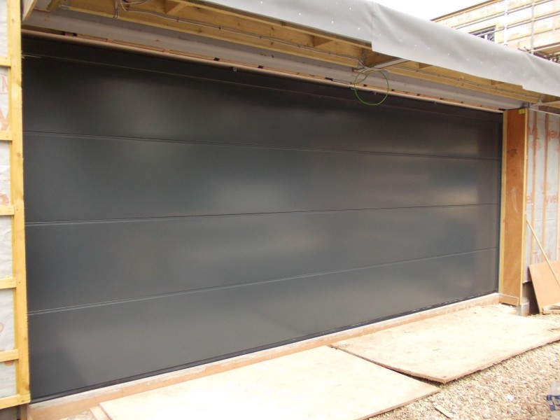 Double LPU40 L ribbed Hormann steelsectional in Anthracite.
