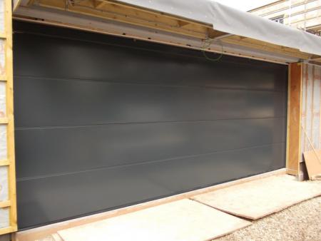 Double LPU40 L ribbed Hormann steelsectional in Anthracite.