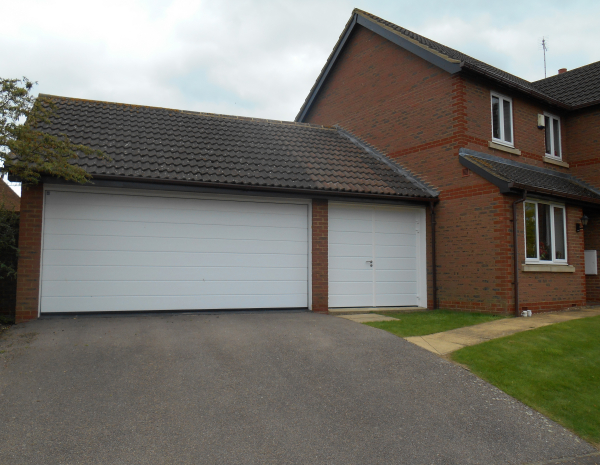 Carteck Double steel Sectional centre ribbed in white with matching side hinged single