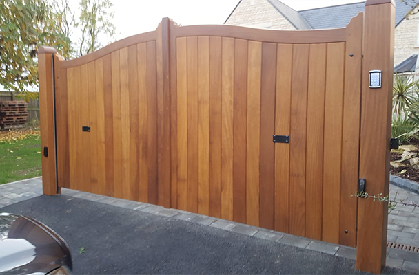 side hinged wooden entrance gates with underground automation
