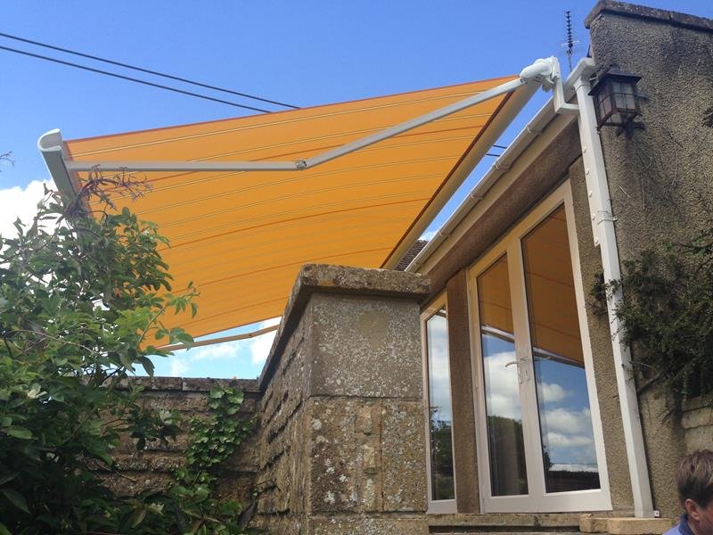markilux 990 with gutter brackets