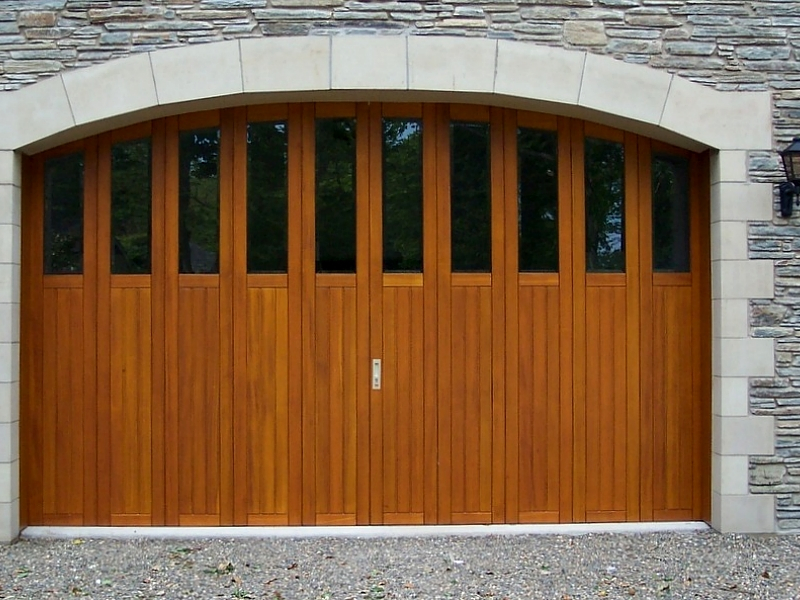 Rundum Meir timber round the corner with windows