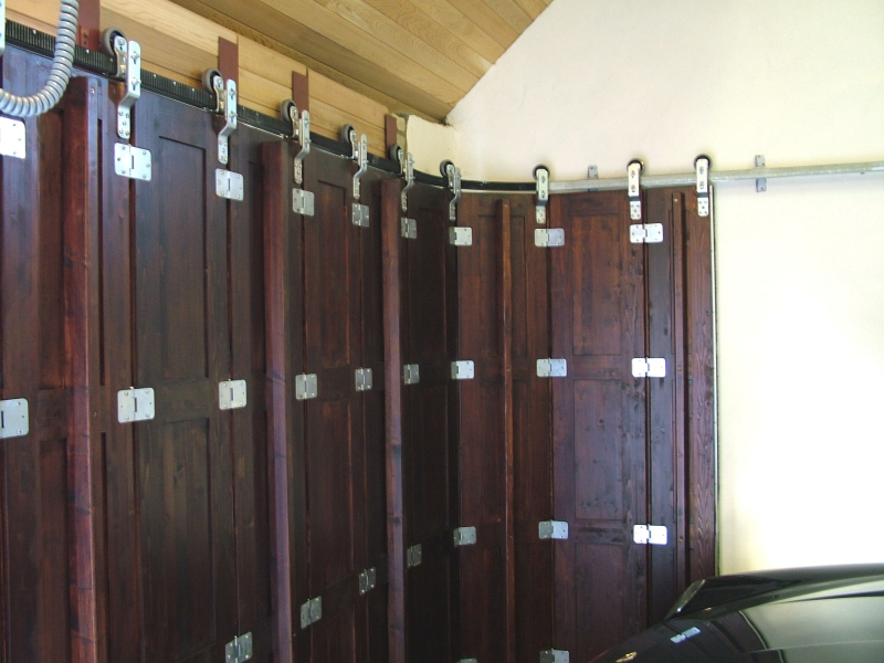 Inside of a brown timber Rundum Meir