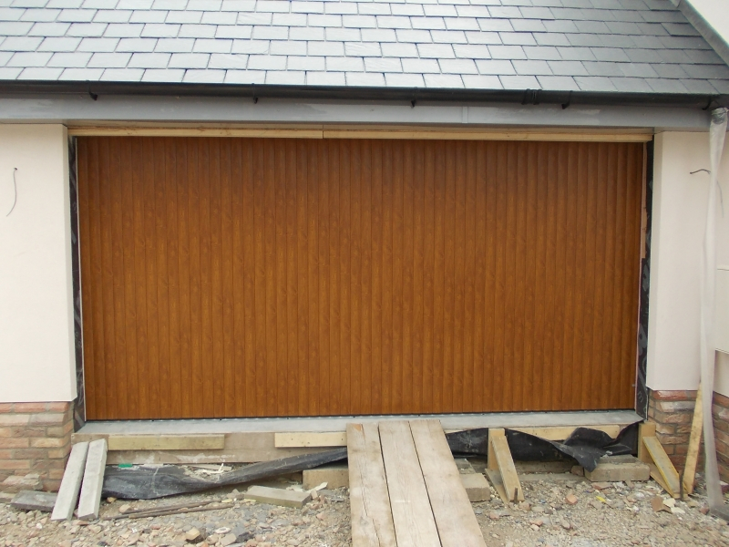 SWS Vertico insulated aluminium round the corner in golden oak